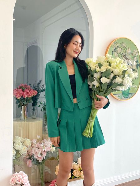 Phối đồ du lịch sang xịn với blazer và layer gọn gàng