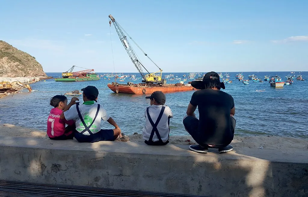 Tầm nhìn tuyệt đẹp từ trên cao xuống eo biển và các đảo nhỏ