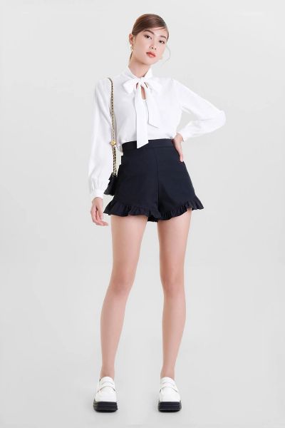 Phối quần short cùng áo sơ mi dáng cơ bản