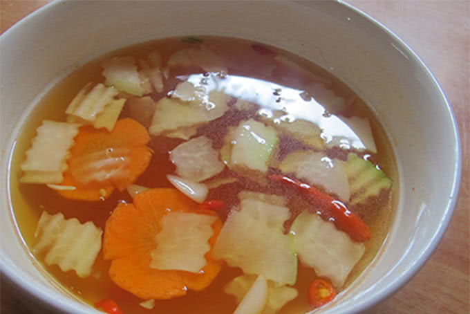 Nước chấm và rau ăn kèm bún chả