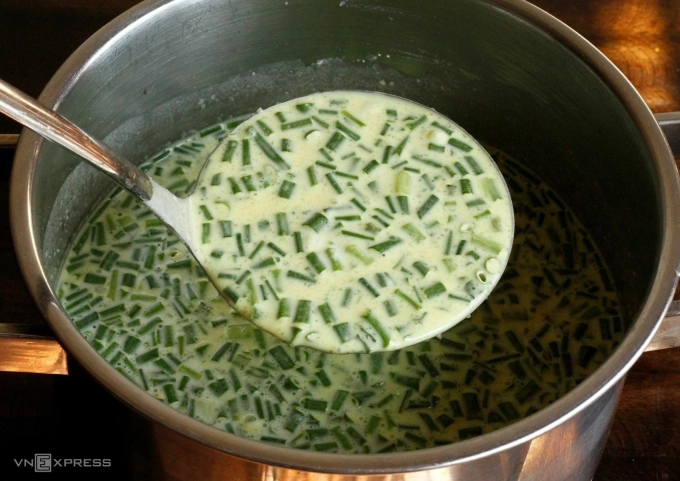 Trộn bột bánh xèo thành hỗn hợp mịn