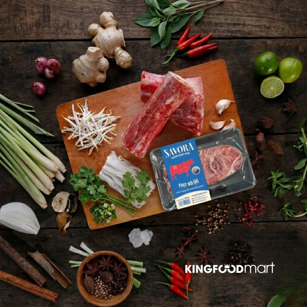 Nguyên liệu nấu phở cần chuẩn bị đầy đủ thịt xương và gia vị thảo mộc