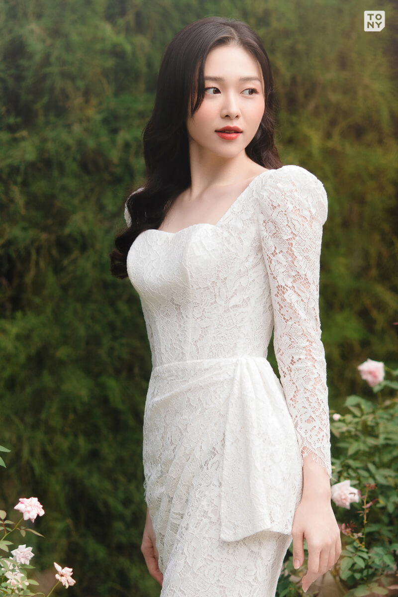 Cô dâu thử váy cưới trong studio