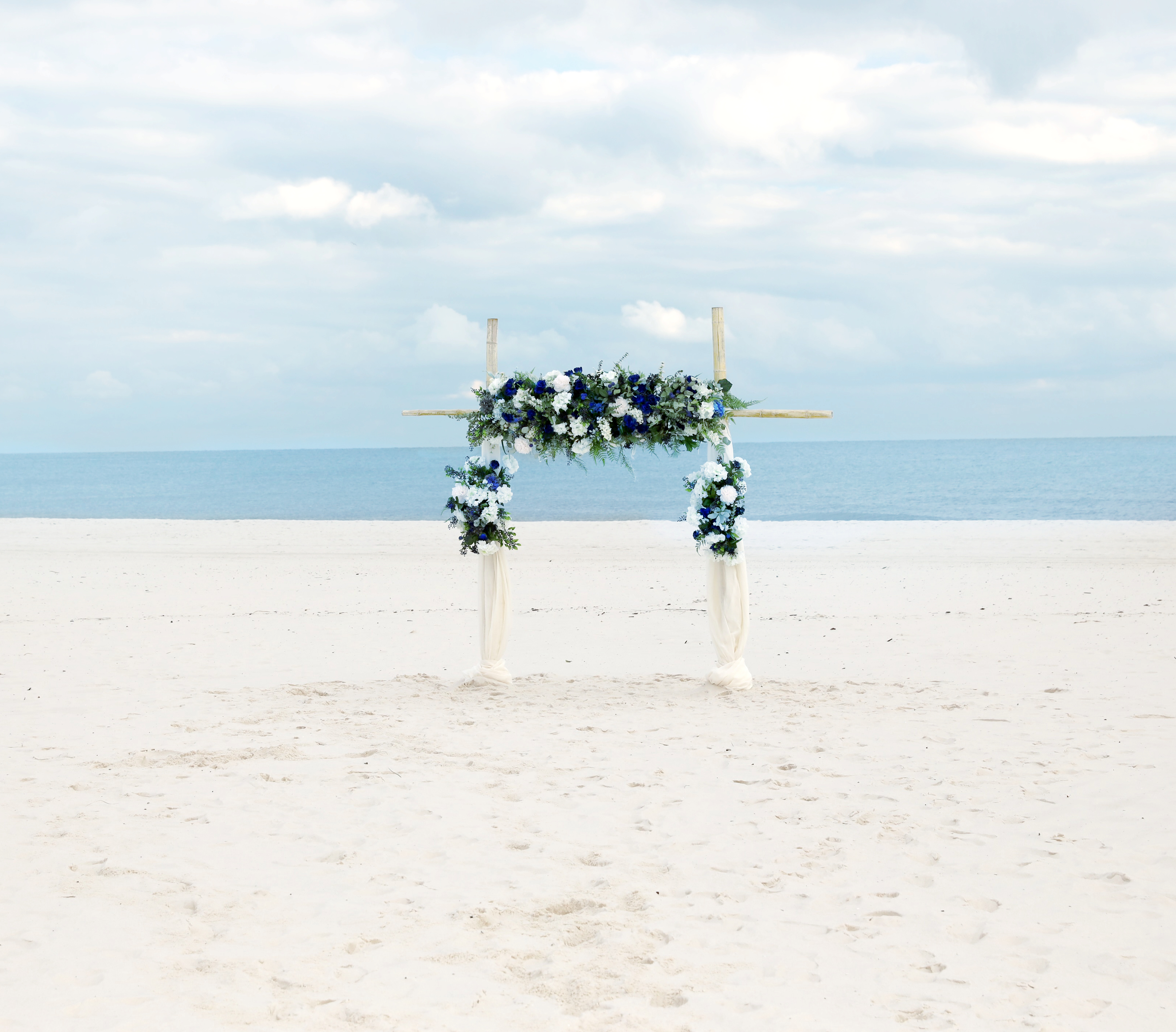 Hình ảnh chuẩn bị trang phục, phụ kiện, chăm sóc da và sức khỏe cho chụp ảnh cưới ở biển