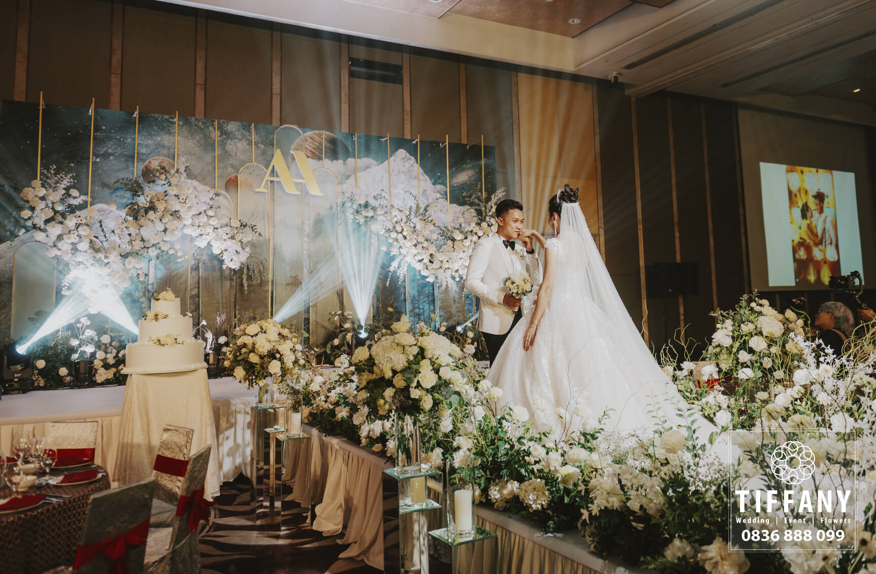 Cô dâu Quỳnh Nguyễn tại buổi tiệc của mình