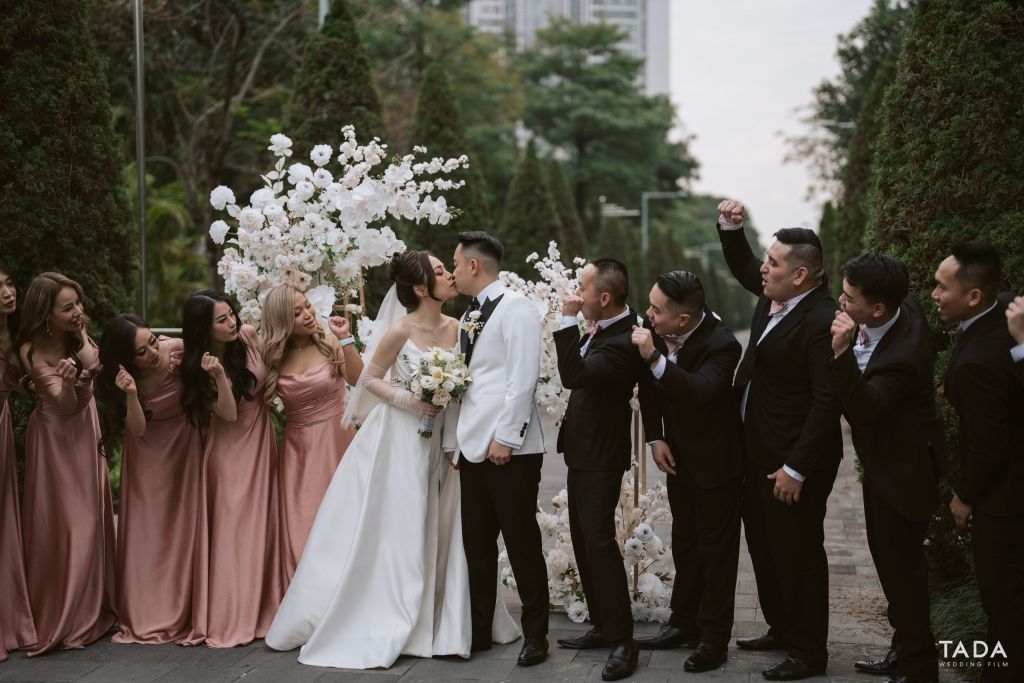 Đội ngũ tổ chức tiệc cưới chuyên nghiệp đang làm việc