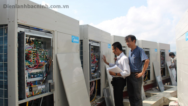 Lắp đặt cổng hoa cưới