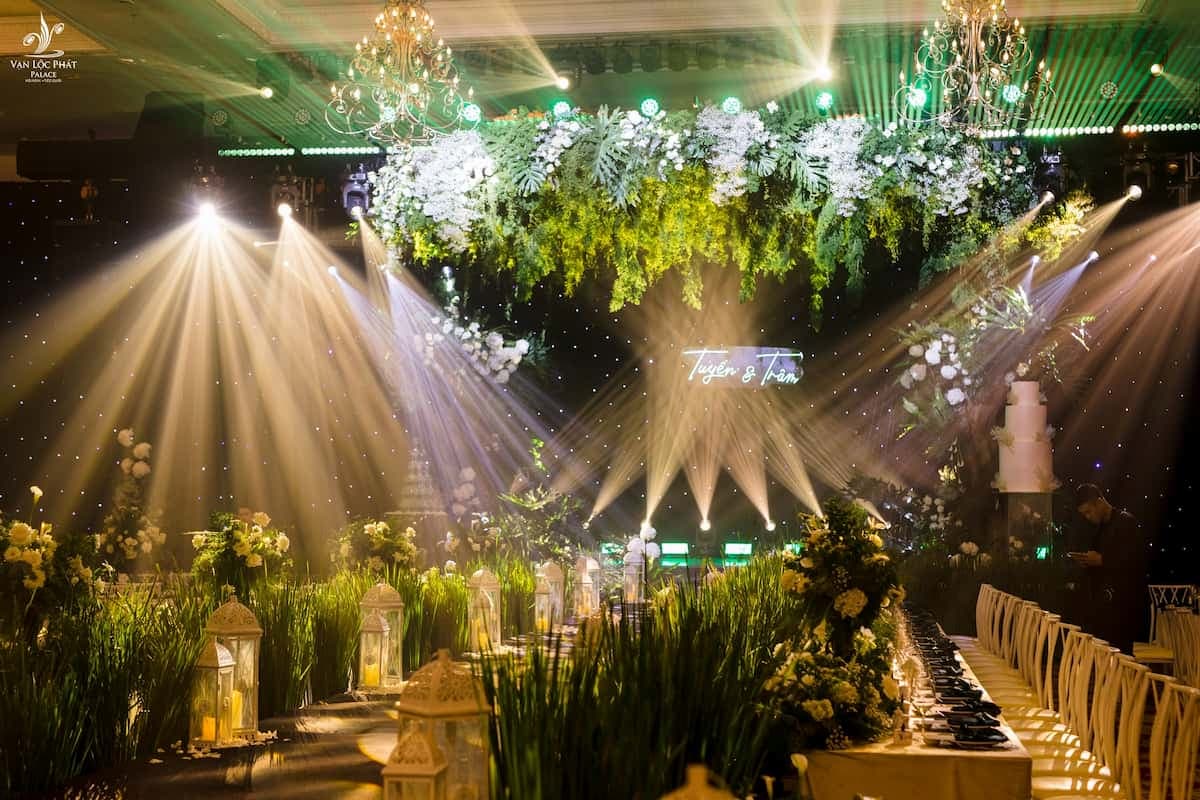 Khách mời thưởng tiệc cưới