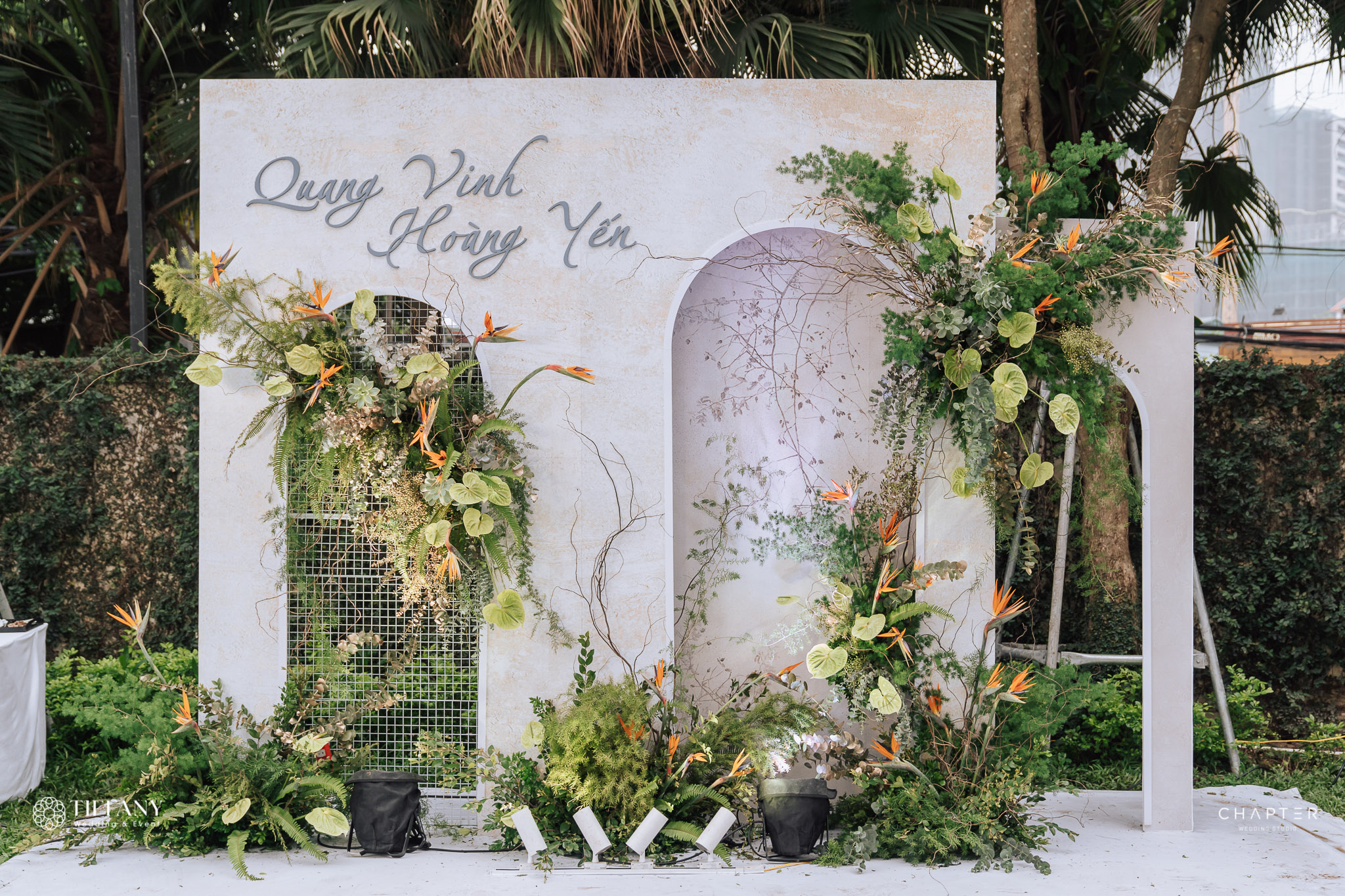 Tiệc cưới ngoài trời với bàn tiệc được trang trí tinh tế