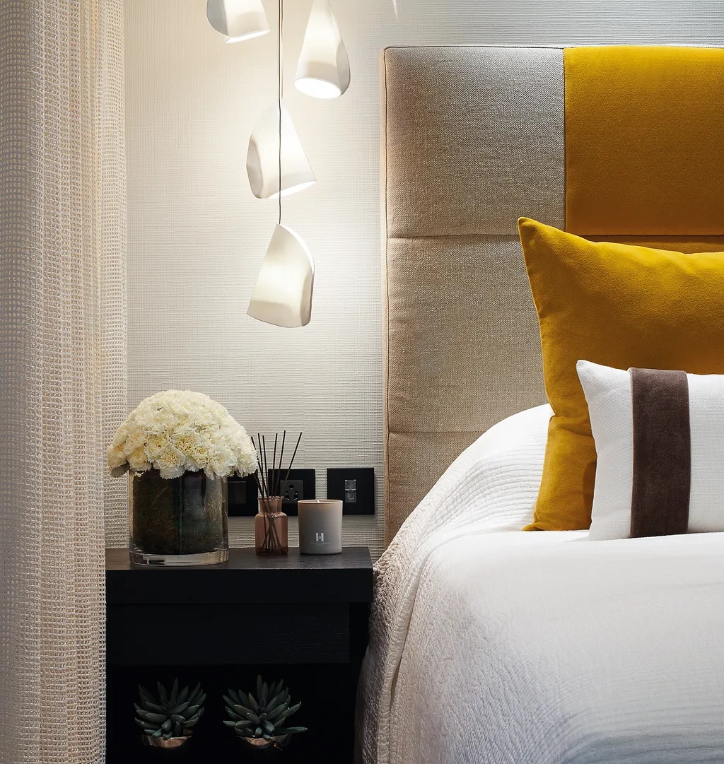 Góc đầu giường của Kelly Hoppen với điểm nhấn kim loại và gỗ