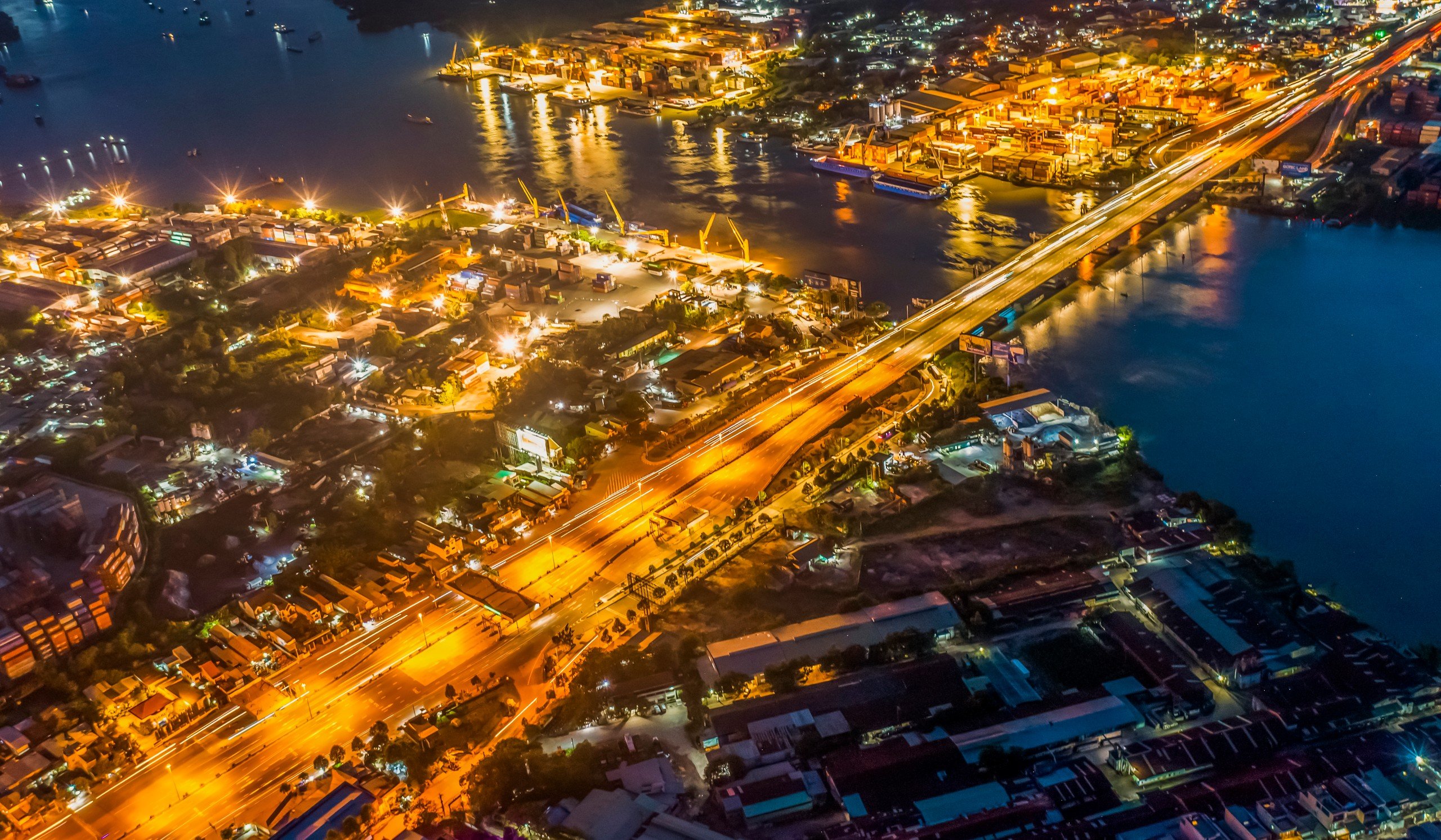 Khoảnh khắc bình minh trên dòng sông Đồng Nai