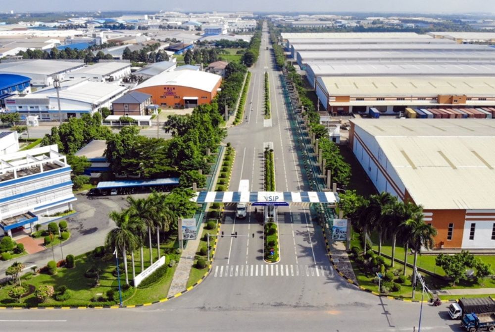 Khu công nghiệp xanh với các tấm pin năng lượng mặt trời áp mái và không gian cây xanh