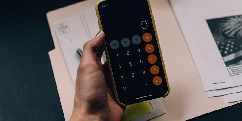 Người đang so sánh và phân tích các lựa chọn tài chính