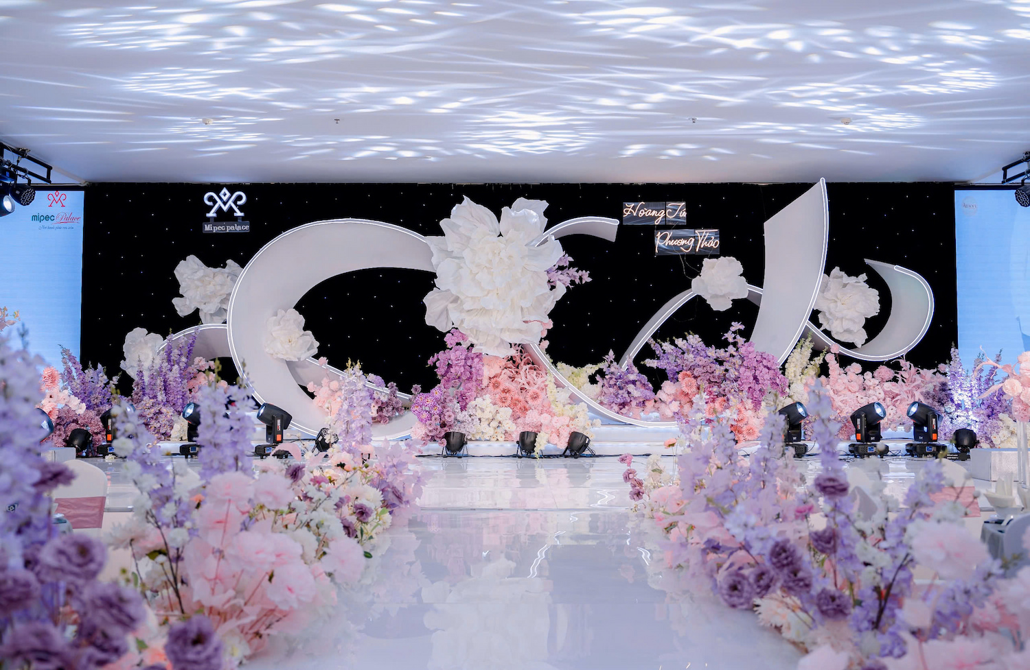 Sảnh tiệc cưới với sắc tím hồng pastel ngọt ngào