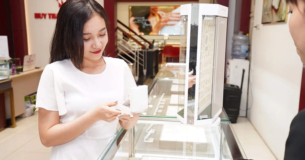 Chi tiết trang sức và phụ kiện cưới