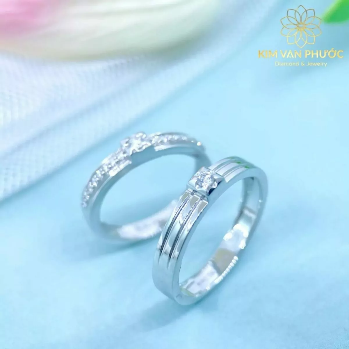 Nhẫn cưới với các kích thước bản khác nhau để so sánh