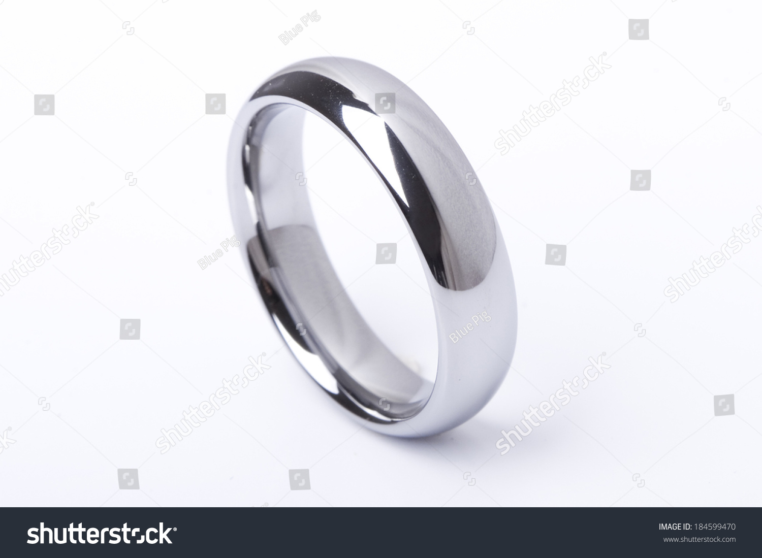 Nhẫn cưới trơn so sánh với nhẫn đính kim cương