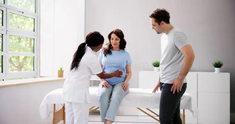 Cặp đôi đang chờ khám sức khỏe tại phòng khám