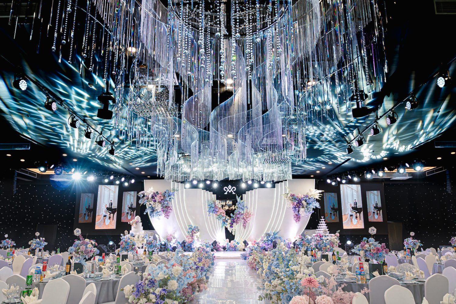 Sảnh tiệc cưới lớn với diện tích rộng và trang trí màu xanh tím
