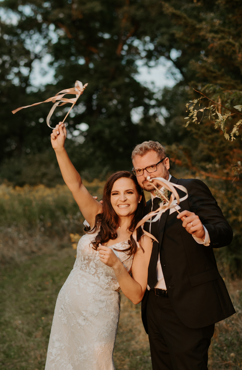 Cặp đôi đang chụp ảnh pre-wedding tại bãi biển