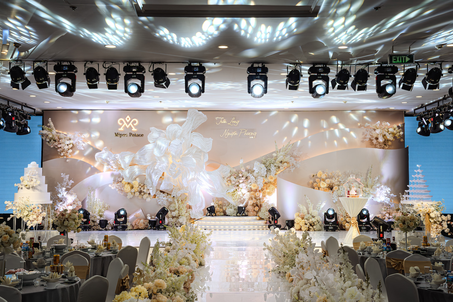 Sảnh tiệc cưới với tông màu vàng kem ấm cúng và trang trí tinh tế