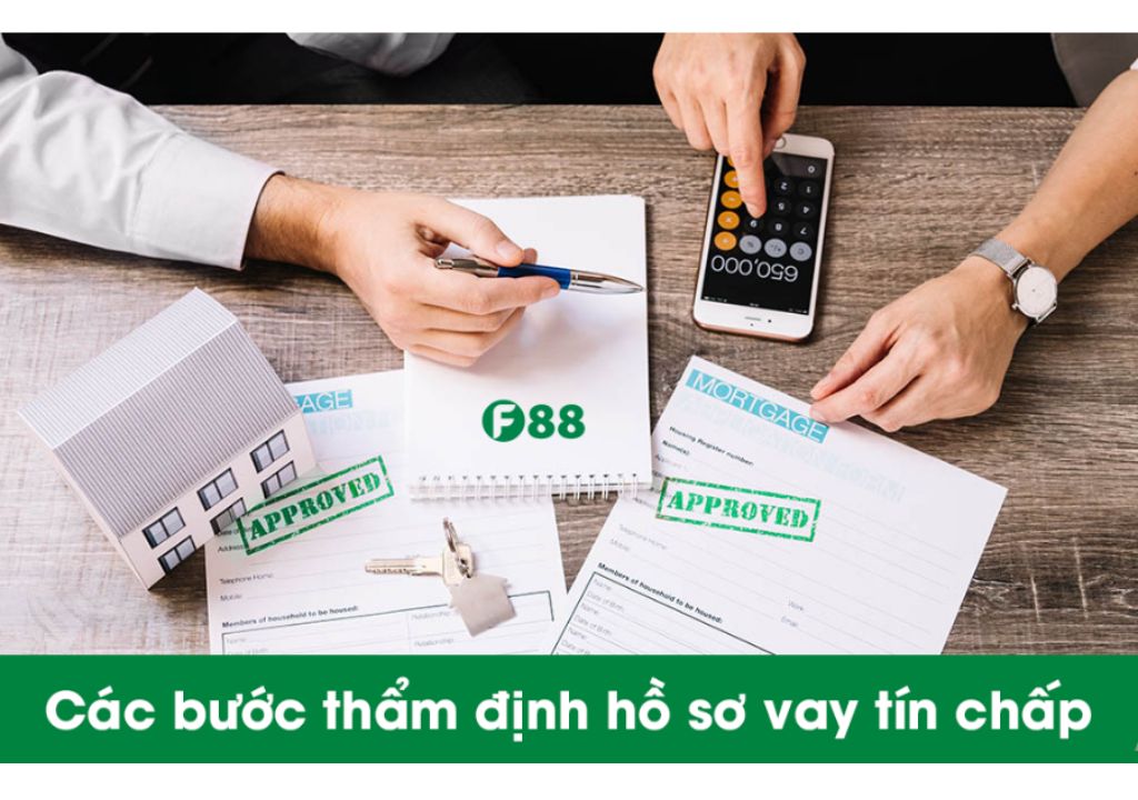 Nhân viên xem hồ sơ vay
