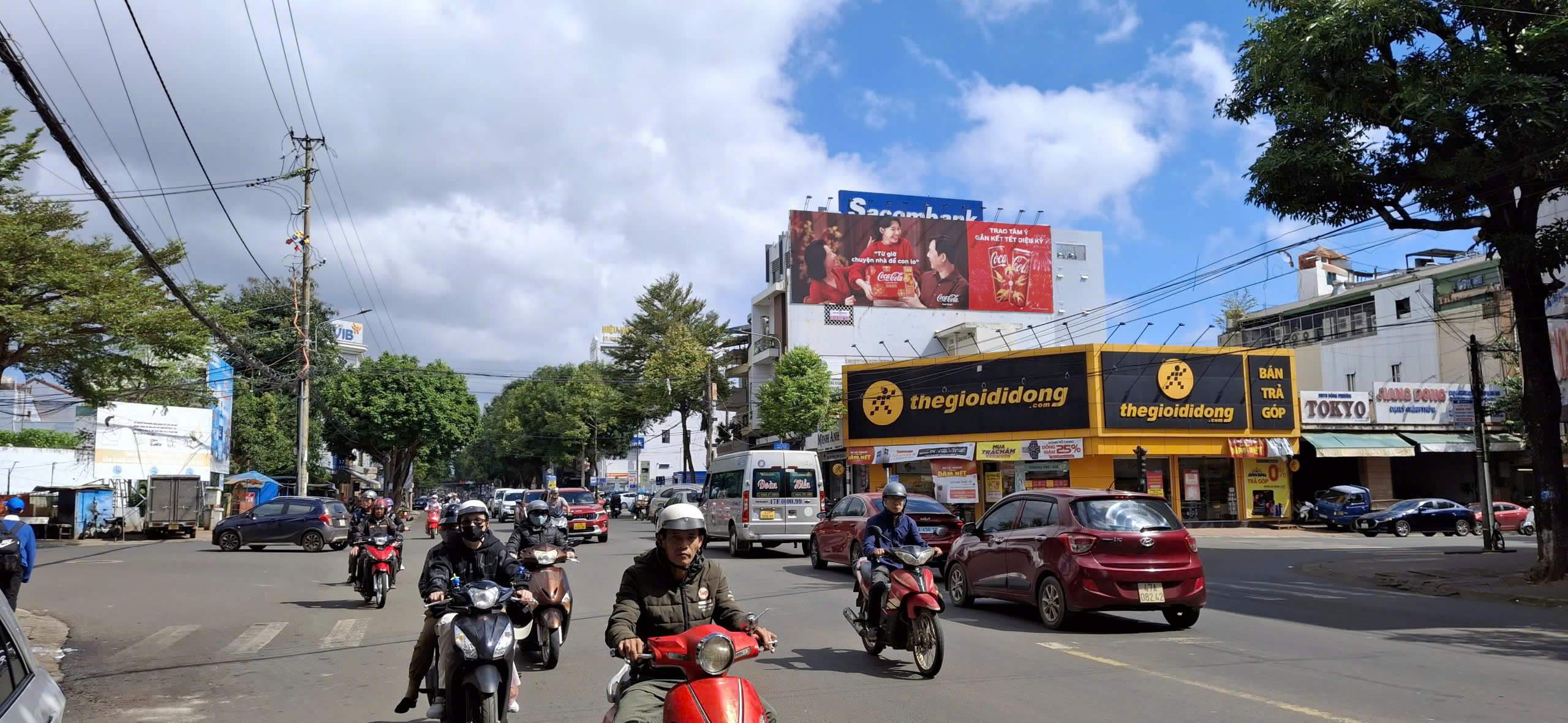 Mẫu quảng cáo tập trung vào vấn đề tài chính thay vì tính năng dịch vụ