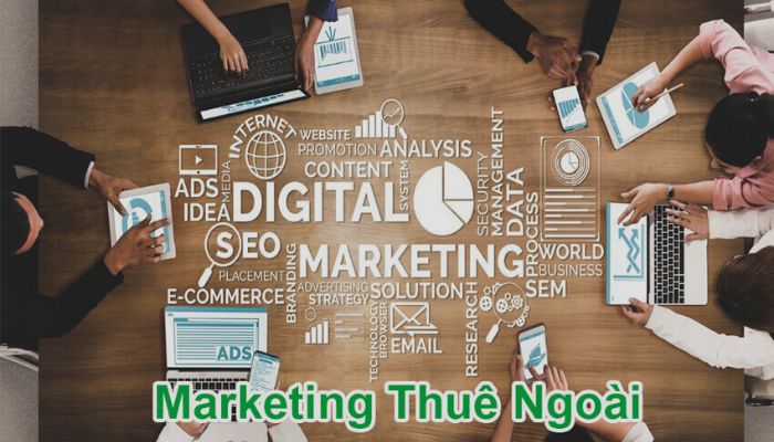 Biểu đồ so sánh chiến lược nhân sự nội bộ và thuê ngoài cho các quy mô doanh nghiệp tài chính khác nhau