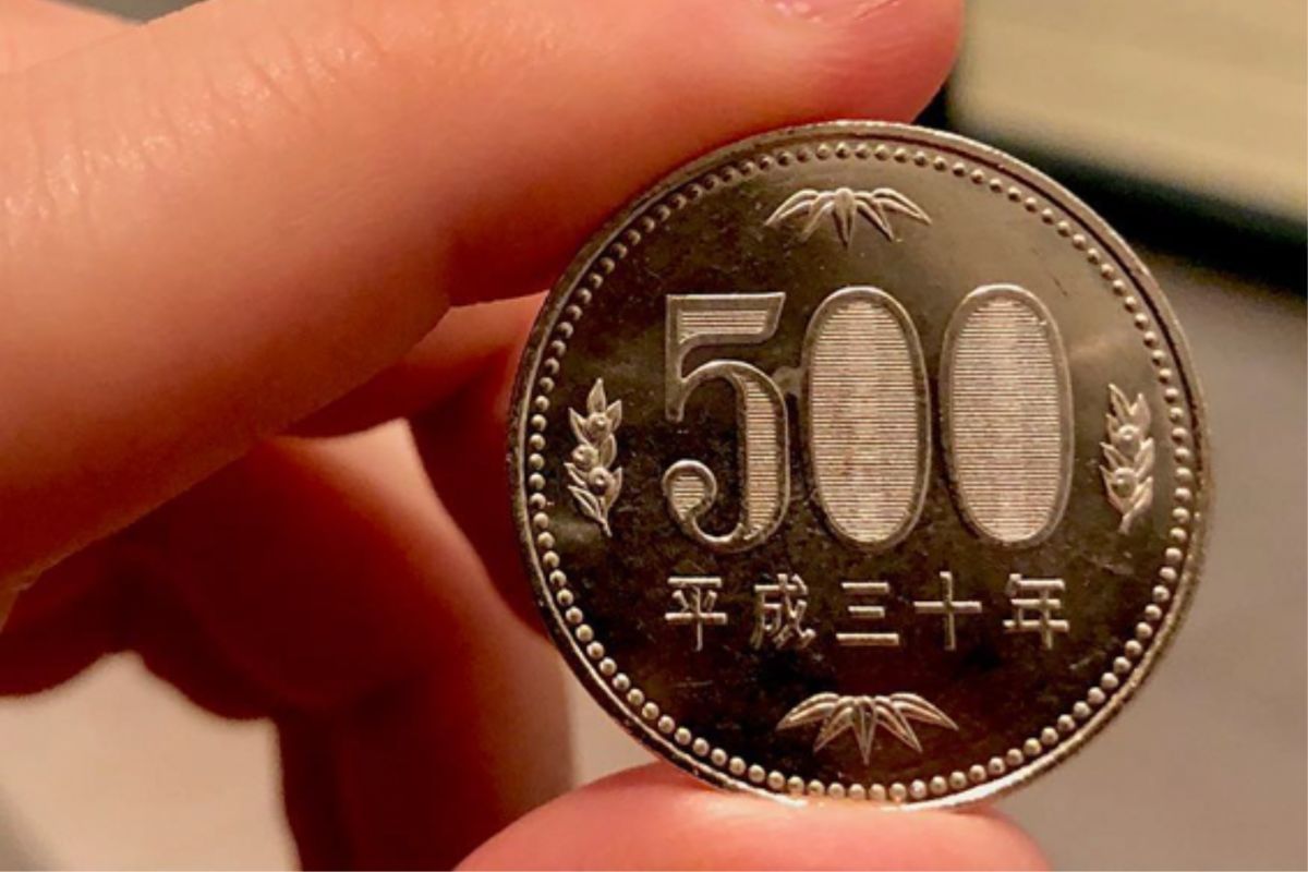 Đồng 5 Yên với lỗ tròn ở giữa được coi là biểu tượng may mắn