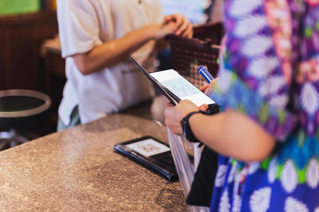 Mã QR nhận tiền hiển thị trên màn hình điện thoại