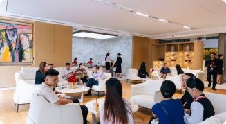 Khu vực tiếp đón khách hàng Priority với quầy giao dịch riêng biệt