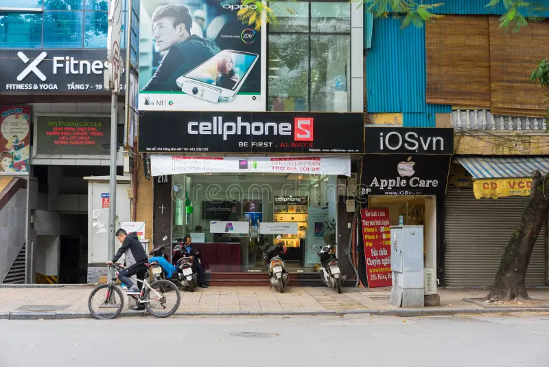 Người dùng chọn mua điện thoại
