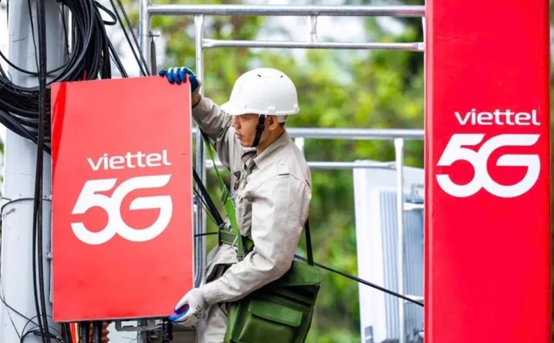 Người dùng kiểm tra tín hiệu mạng 5G yếu