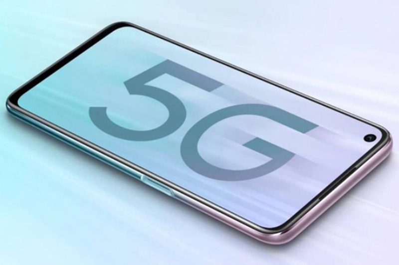 Người dùng xem video 4K trên điện thoại 5G