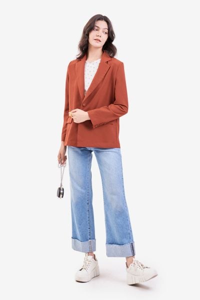 Phối chân váy cùng blazer theo phong cách tối giản