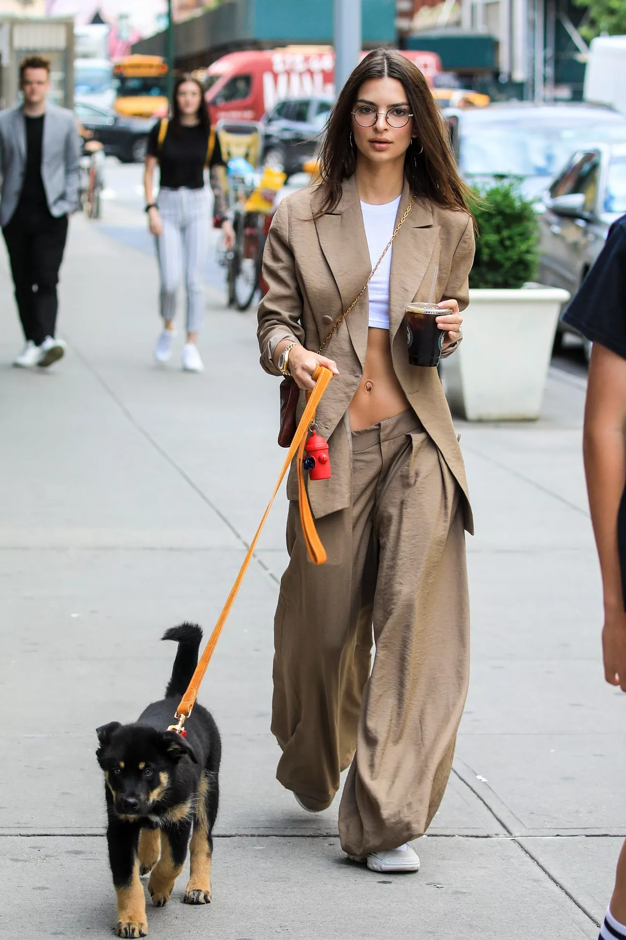 Emily Ratajkowski mặc suit
