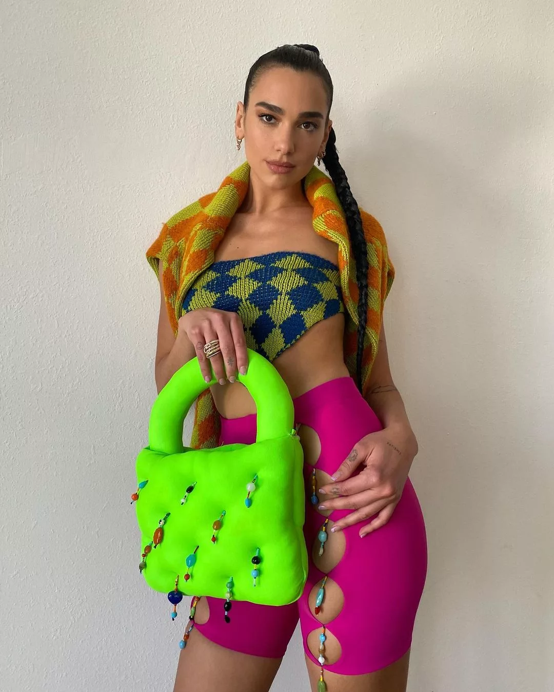 Dua Lipa đeo túi chần bông xanh lá