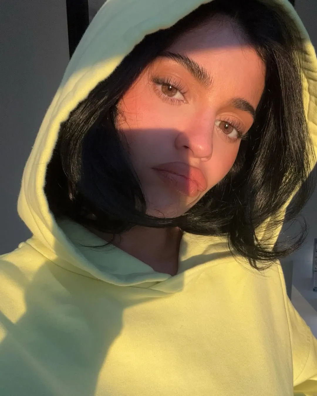 Kylie Jenner diện áo hoodie