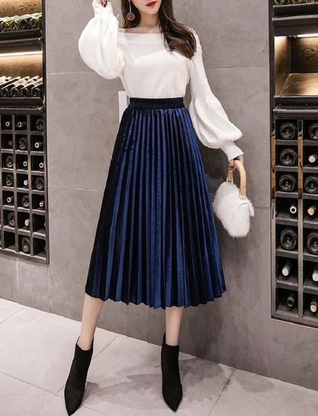 Chân váy midi tăng thêm sự sang trọng và quý phái khi kết hợp với áo tay phồng