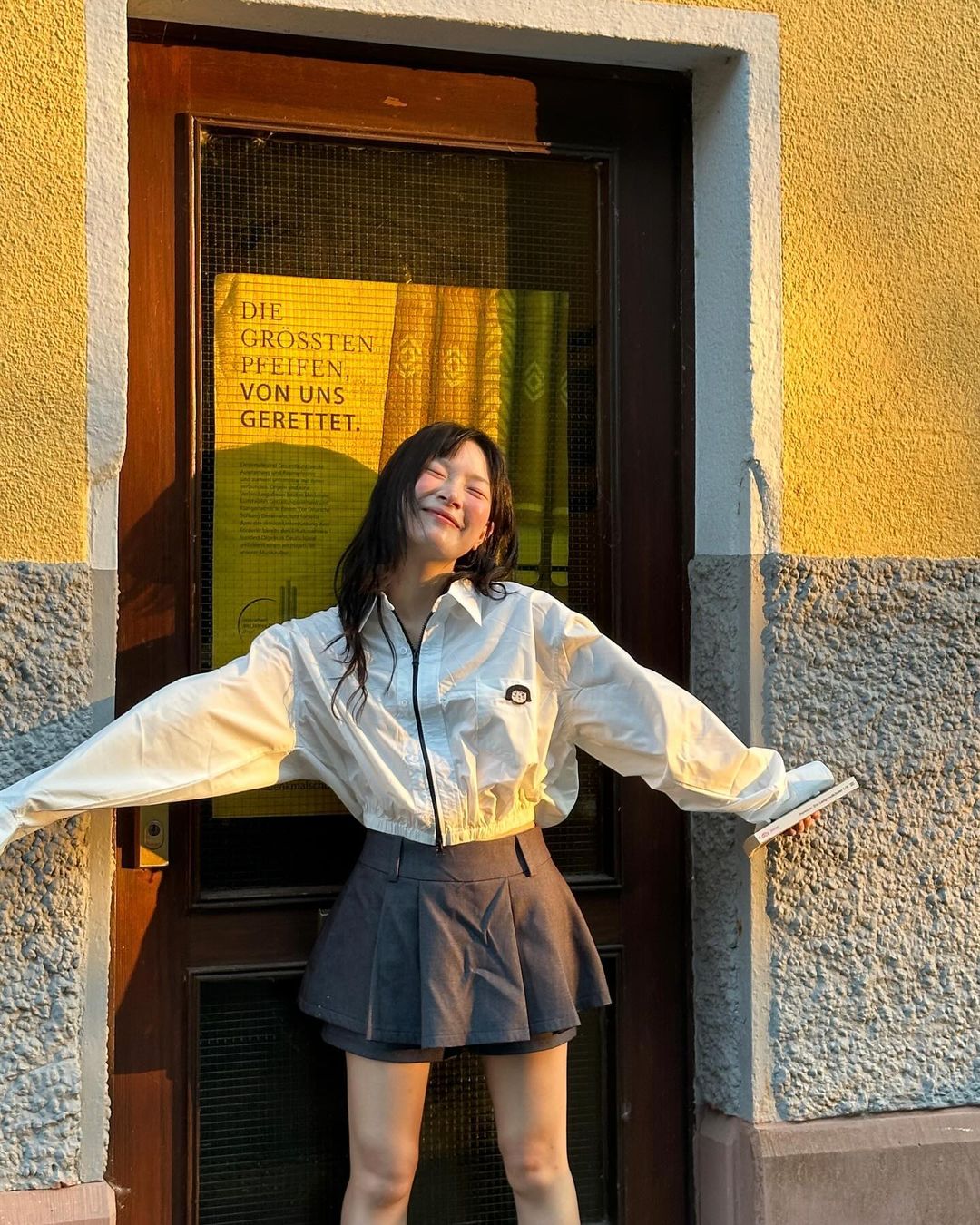 Thạch Trang năng động với chân váy xếp ly chuẩn Preppy