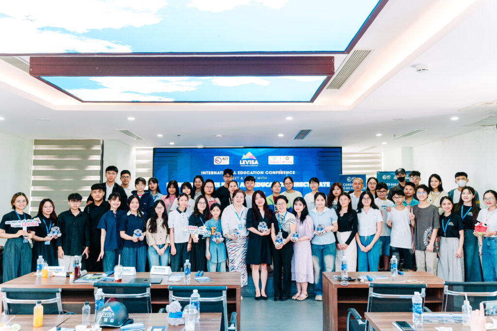 Hình ảnh từ hội chợ tuyển sinh hoặc triển lãm giáo dục