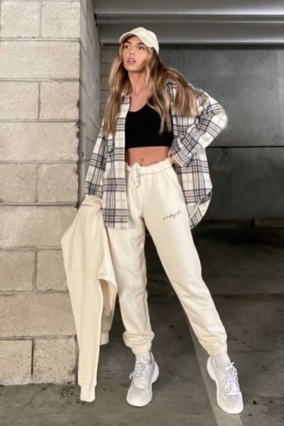 Quần joggers phối áo sát nách và giày thể thao