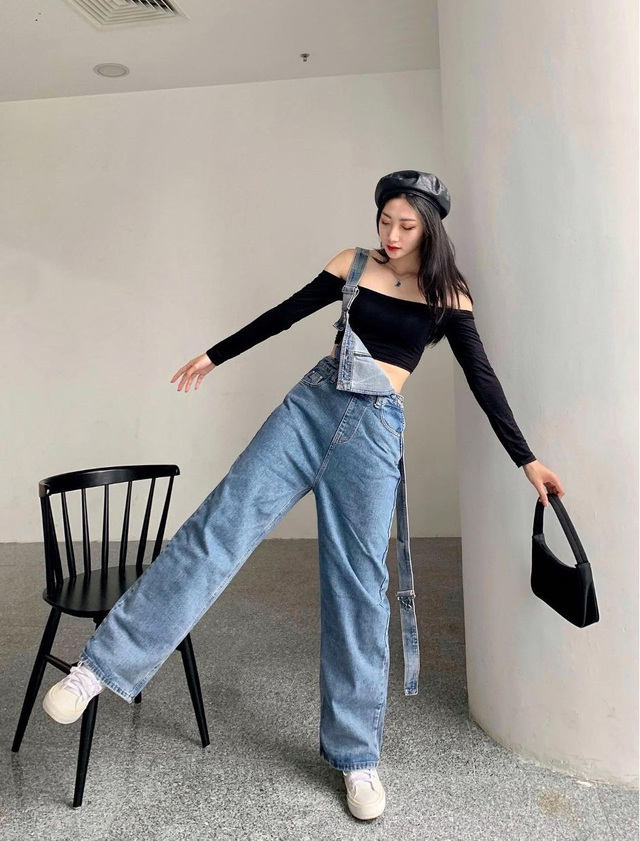 Kết hợp quần jeans cạp cao và croptop màu nhã nhặn cho tổng thể đầy thanh lịch nhưng cá tính