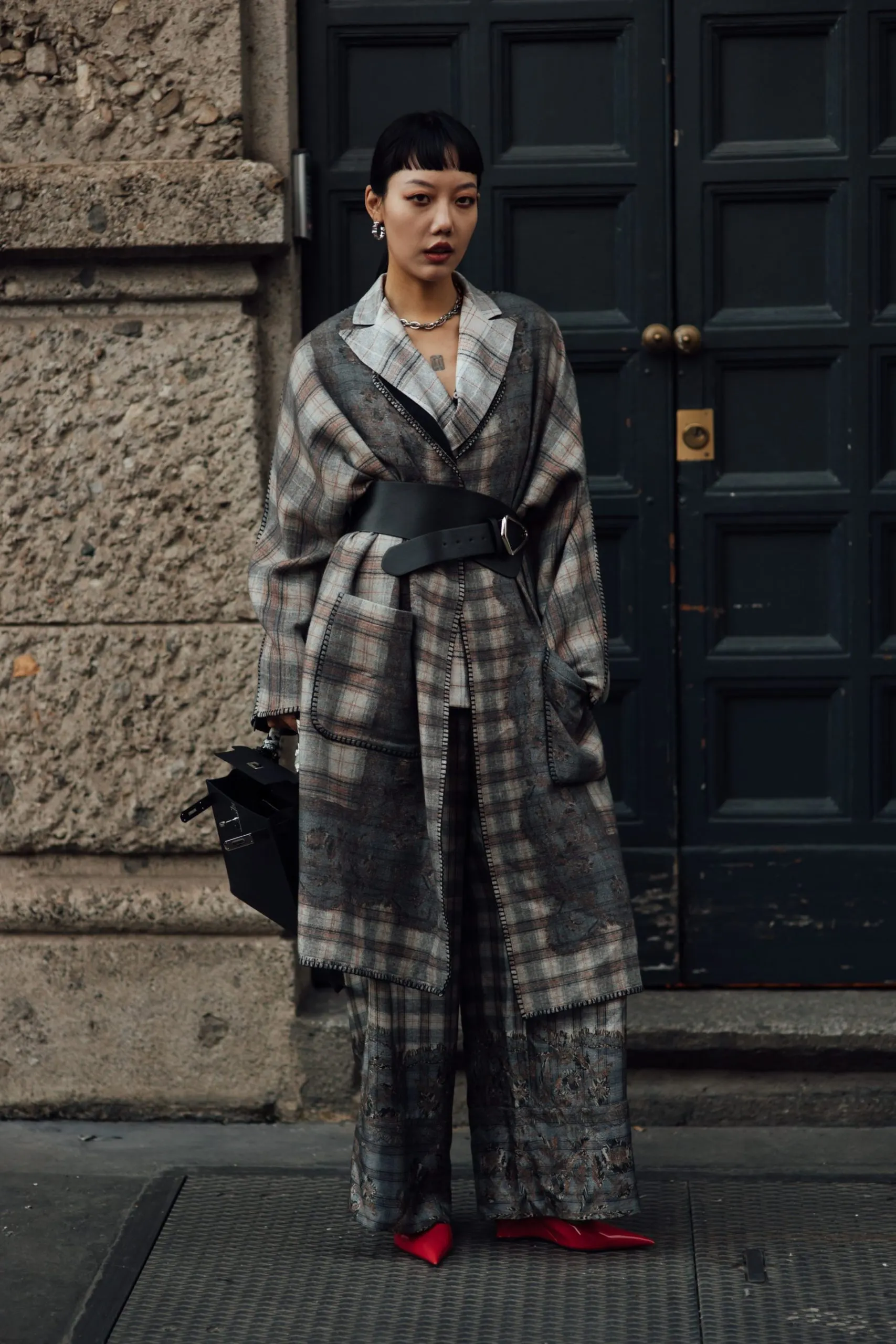 Trench coat kẻ caro tạo vẻ ngoài cổ điển