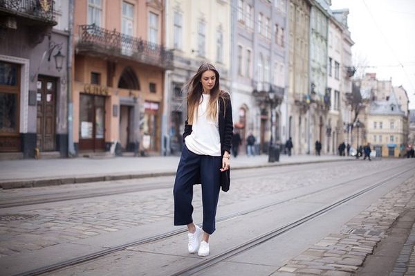 Quần culottes ống rộng phối cùng giày thể thao trắng
