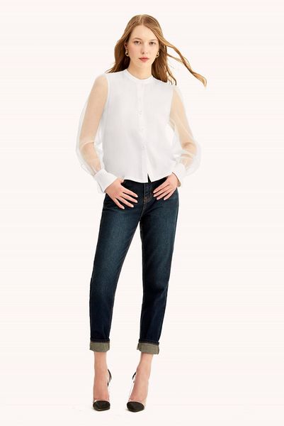 Áo sơ mi cổ trụ kết hợp với quần jean đầy trẻ trung
