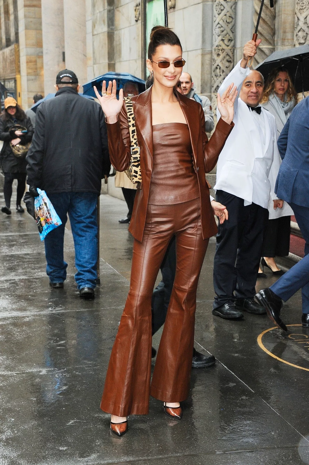 Bella Hadid trong set đồ da nâu