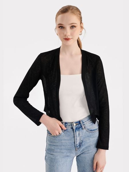 Cardigan kết hợp áo hai dây tạo look hài hòa