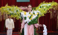 Trình diễn áo dài kết hoa