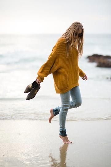 Áo oversize giúp che khuyết điểm vai gầy hiệu quả